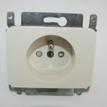 Niko PR20 creme inbouw stopcontact tweepolig + aardpen met veiligheid 12-666 gebruikt