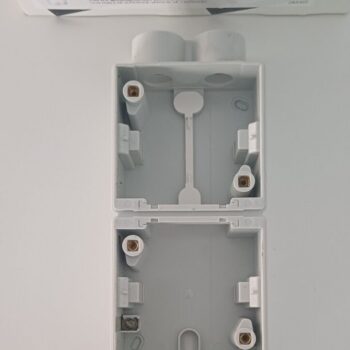 Niko Hydro55 opbouw doos tweevoudig verticaal 3 ingangen 13-842-12