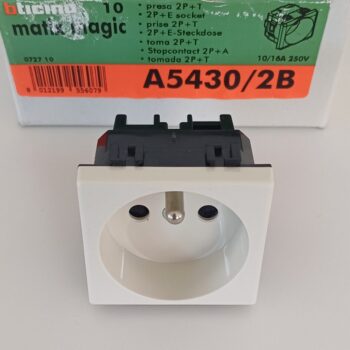 Bticino Magic Ivoor stopcontact veiligheid + aarding 2P+A 250V A5430/2B