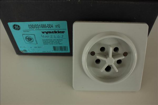 Vynckier contactdoos met aarding 3P+N 32A 380V (vb voor fornuis)-0