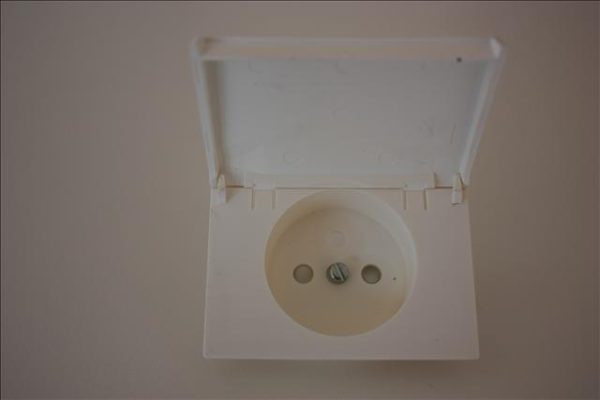 Niko da Vinci Titanium White centraal plaatje stopcontact tweepolig met aarding 28.5mm diep + klapdeksel-0