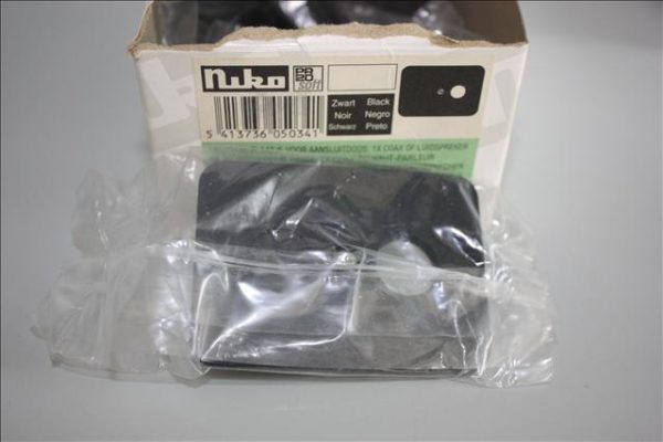 Niko PR20 soft zwart centraal plaatje voor aansluitdoos 1x coax of luidspreker-0