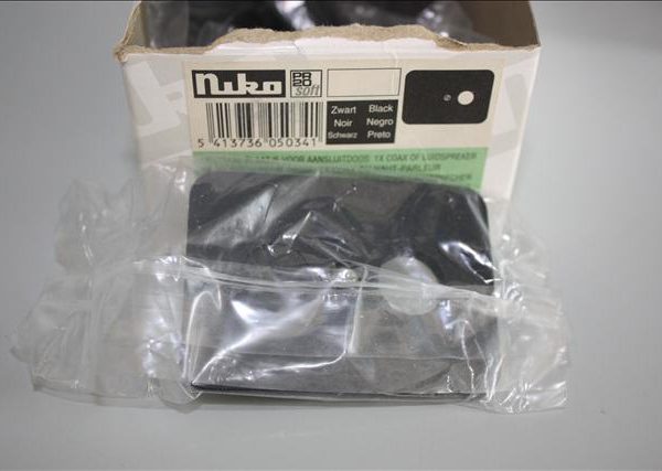 Niko PR20 soft zwart centraal plaatje voor aansluitdoos 1x coax of luidspreker-0