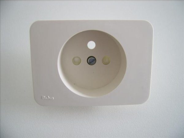 Niko PR20 wit plaatje voor stopcontact met aarding en veiligheid, 28,5mm inbouwdiepte-0