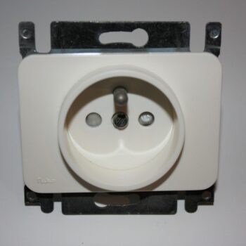 Niko PR20 wit inbouw stopcontact tweepolig + aardpen met veiligheid 32-661