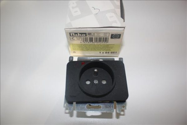 Niko PR20 soft zwart stopcontact + aardpen met veiligheid + overspanningsbeveiligd-0