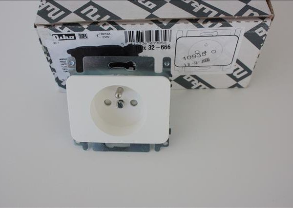 Niko PR20 wit inbouw stopcontact tweepolig + aardpen met veiligheid-0