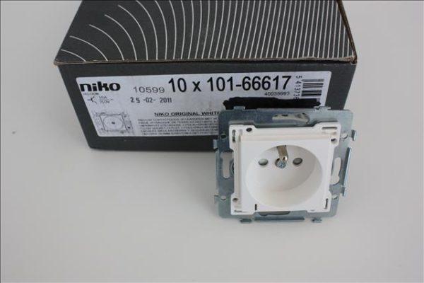 Niko Original White stopcontact 2P met spanningsaanduiding, penaarding en kinderveiligheid-0