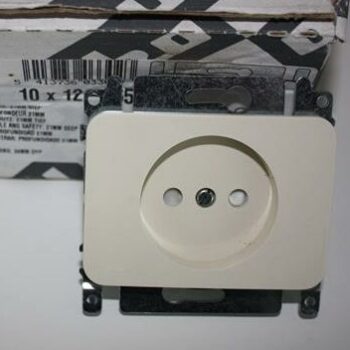 Niko PR20 creme inbouw stopcontact tweepolig met veiligheid 21mm diep 12-665