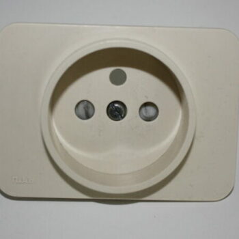 Niko PR20 creme centraal plaatje stopcontact tweepolig + aarding + veiligheid 24mm diep 12-661-01 gebruikt