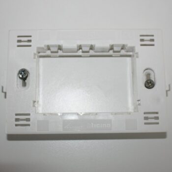 Bticino Light montuur 3 modules schroefbevestiging N4703