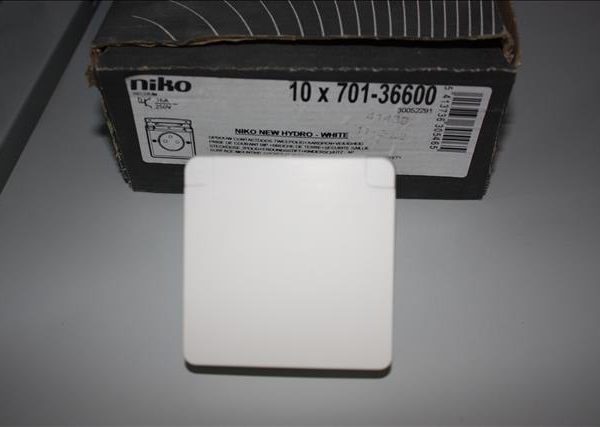 Niko New Hydro White opbouw stopcontact tweepolig + aardpen + veiligheid-0