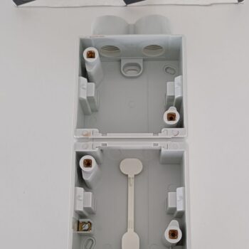 Niko Hydro55 opbouw doos tweevoudig verticaal 3 ingangen PG16 23-842-12