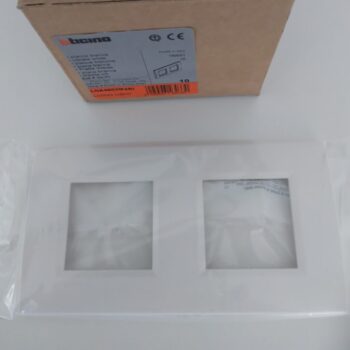 Bticino Living Light wit afdekplaat 2x2 modules centerafstand 71mm LNA4802M2BI