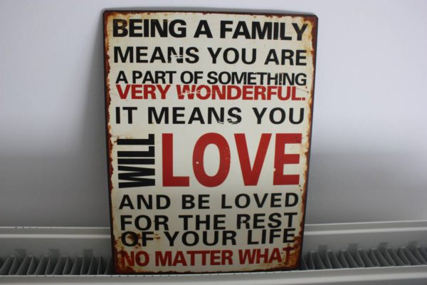 Metalen bord met spreuk "Being a family..." 35x27cm-0