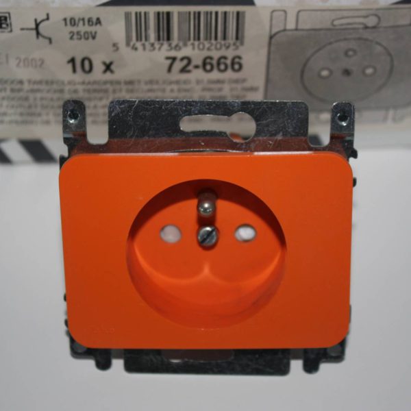 Niko PR20 oranje inbouw stopcontact tweepolig + aardpen met veiligheid-0