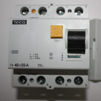 Teco verliesstroomschakelaar 4-polig 40A 0.3A 400V F9-40/4/03 gebruikt