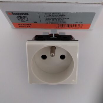 Bticino Magic Ivoor stopcontact veiligheid + aarding 2P+A 250V A5430A