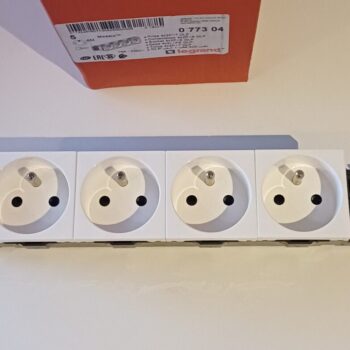 Legrand Mosaic wit stopcontact 4x 2P+aarding 16A 250V 077304