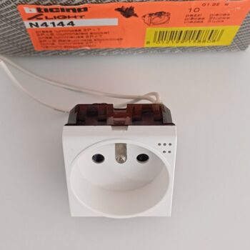 Bticino Light Wit Stopcontact 2P+A 16A 250V + lampje N4144