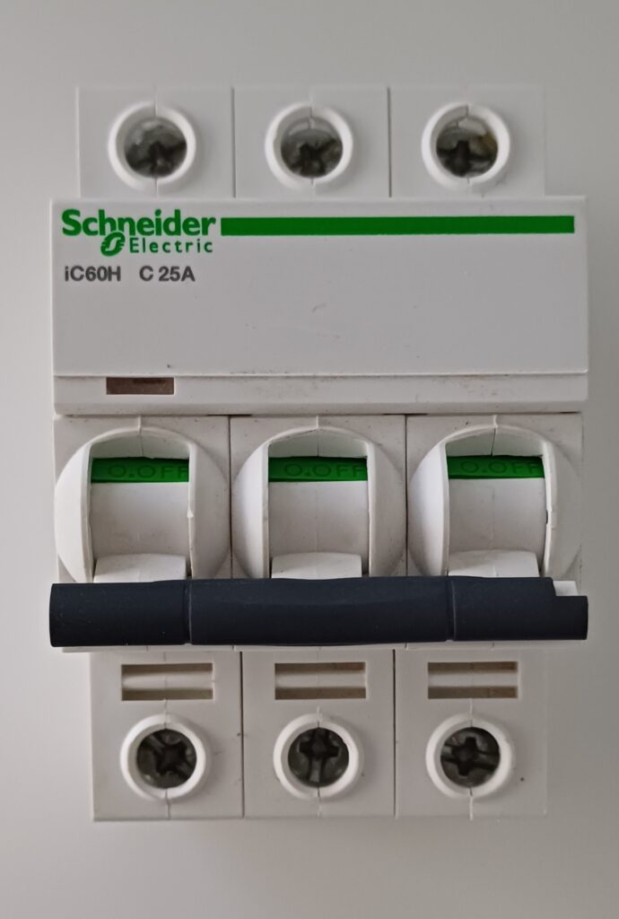 Schneider installatieautomaat 3P 25A C A9F89325 gebruikt