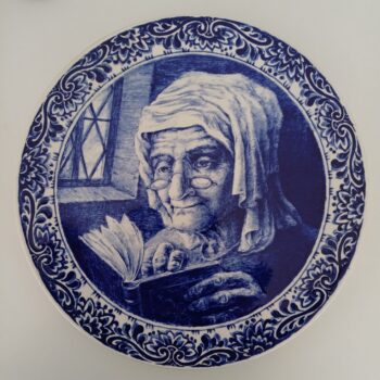 Sierbord Boch Frered oude lezende vrouw 29cm