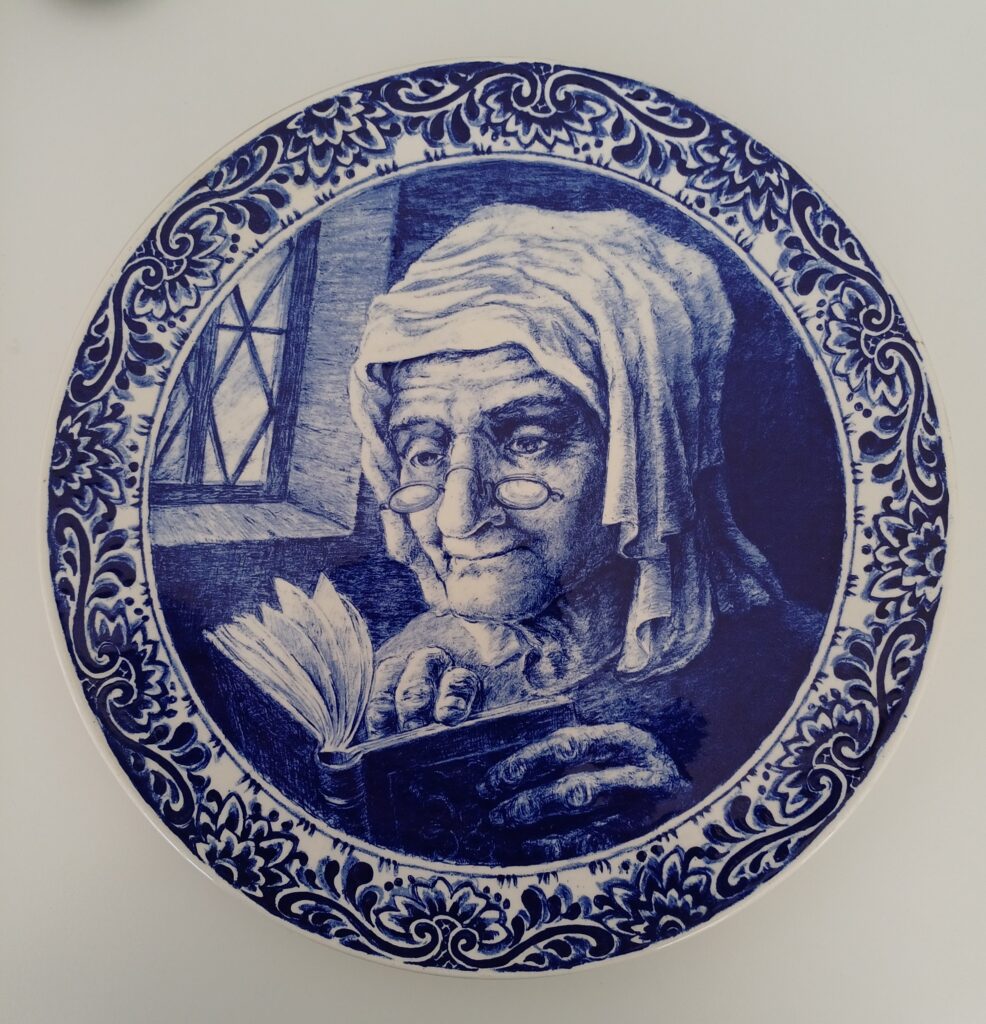 Sierbord Boch Frered oude lezende vrouw 29cm