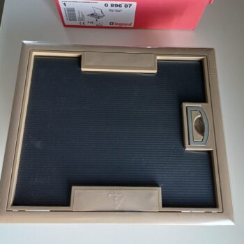 Legrand vloerinbouwdoos 12modules 252x252x105mm RAL 1019 89607
