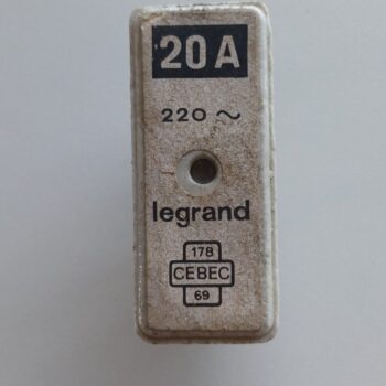 Legrand penzekering 20A 220V hartafstand pennen 30mm