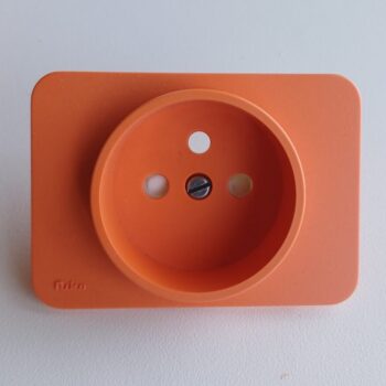 Niko PR20 oranje centraal plaatje stopcontact tweepolig + aardpen met veiligheid 72-661-01