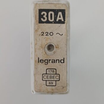 Legrand penzekering 30A 220V hartafstand pennen 30mm gebruikt