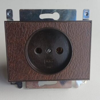 Niko Inter70 bruin stopcontact 16A 250V gebruikt