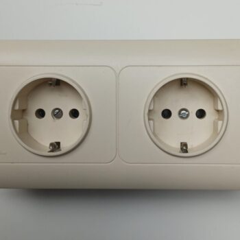 Niko PR20 creme inbouw stopcontact dubbel randaarding + afdekplaat horizontaal